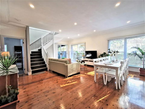 Sydney Meets Miranda, Comfy 4 Bedrooms Corner House - Accommodation Redcliffe 0