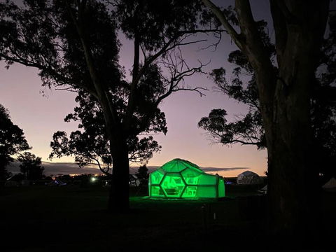 Taj Mahal Upgraded Hex Bubble - Accommodation Redcliffe 3