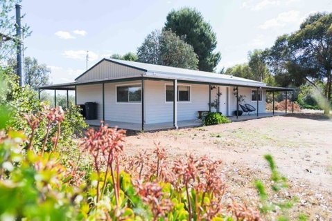 The Bungalow Cottage - Accommodation Redcliffe 3