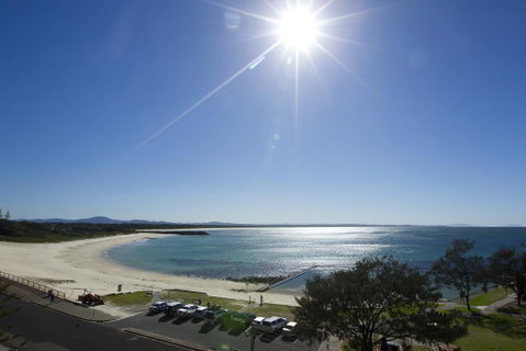 Beachpoint, Unit 402, 28 North Street - Accommodation Redcliffe 1