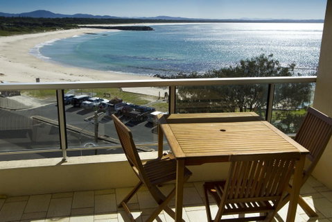 Beachpoint, Unit 402, 28 North Street - Accommodation Redcliffe 2
