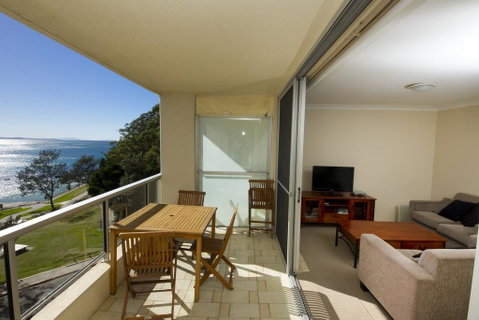Beachpoint, Unit 402, 28 North Street - Accommodation Redcliffe 3