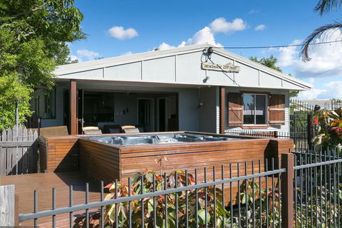 Beachside Cottages - Accommodation Redcliffe 1