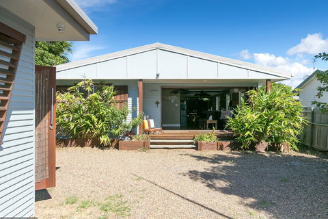 Beachside Cottages - Accommodation Redcliffe 2