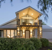 Beachstone - Stylish Spacious Home Opposite Beach and Close to Town - Accommodation Redcliffe
