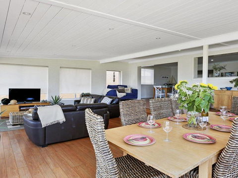 Beachview - Walking Track Straight Down To The Beach - Accommodation Redcliffe 2