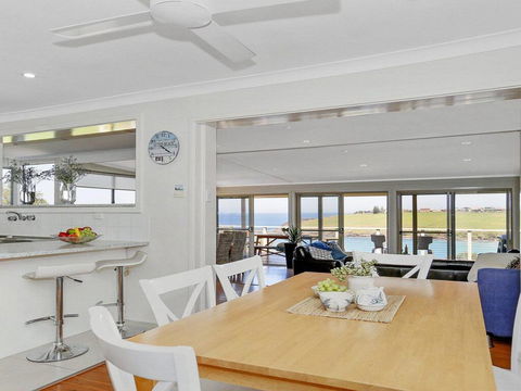 Beachview - Walking Track Straight Down To The Beach - Accommodation Redcliffe 3