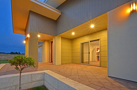 Beaufortia Views - Accommodation Redcliffe 2