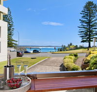 Beauty at the Beach - modern beachfront apartment - Accommodation Redcliffe