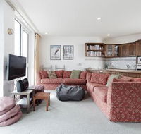 Beehive 14 - Accommodation Redcliffe