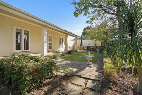 Bella House - Accommodation Redcliffe 3