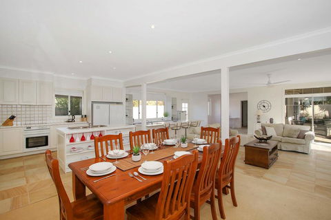 Bella House - Accommodation Redcliffe 0