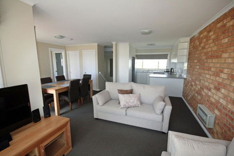 Beloka 9 - Overlooking Lake Jindabyne - Accommodation Redcliffe 2