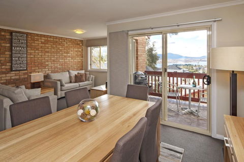 Beloka 9 - Overlooking Lake Jindabyne - Accommodation Redcliffe 3