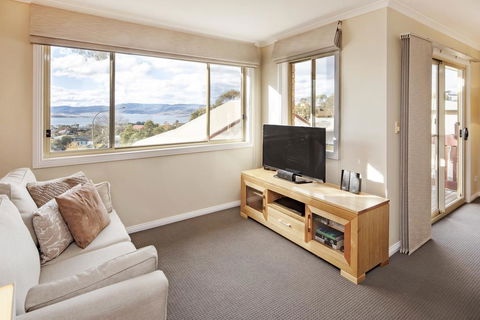 Beloka 9 - Overlooking Lake Jindabyne - Accommodation Redcliffe 1