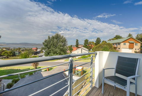 Beloka Close - Modern, Spacious, And Pet Friendly Accommodation - Accommodation Redcliffe 0