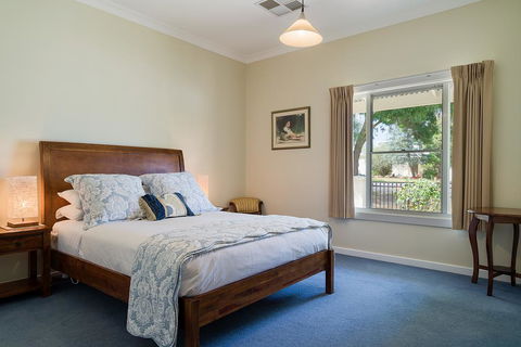 Berkeley Street Townhouse - Accommodation Redcliffe 2