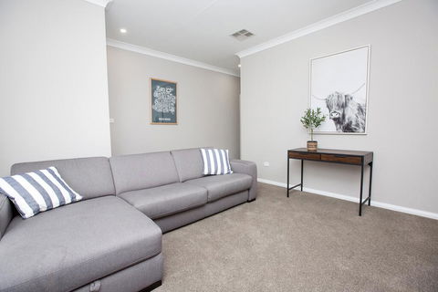 Best Central Wagga Townhouse - Accommodation Redcliffe 3