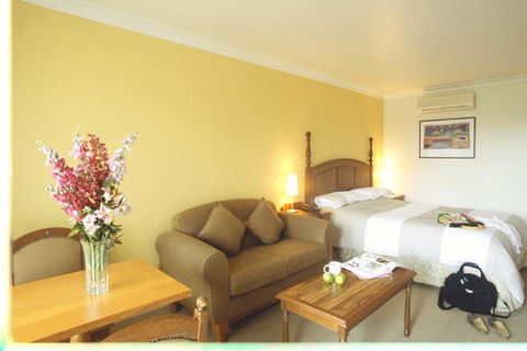 Best Western Plus The Tudor Box Hill - Accommodation Redcliffe 2