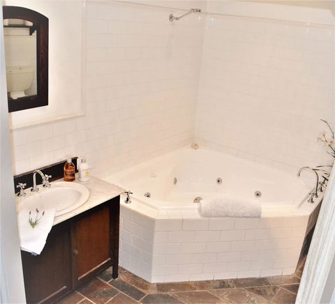 Bindley House B&B Cottage - Accommodation Redcliffe 1