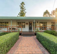 Birds 'n' Bloom Cottages - Accommodation Redcliffe