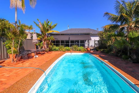 Blacksmiths Sea Breeze - Accommodation Redcliffe 3