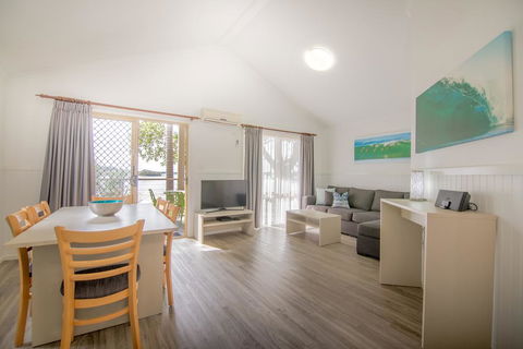 Blue Dolphin Holiday Resort - Accommodation Redcliffe 2