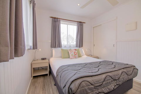 Blue Dolphin Holiday Resort - Accommodation Redcliffe 1