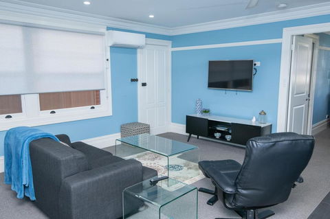 Blue Door Apartments Spacious CBD Apartment - Accommodation Redcliffe 2