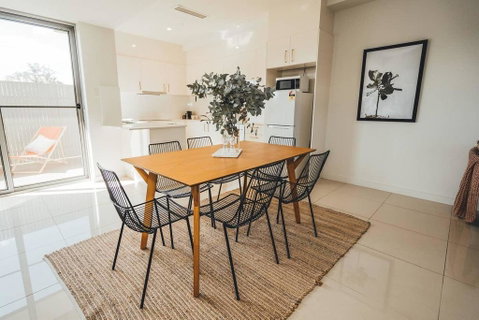 Blue Gum On First Ave - CBD Fringe, WiFi, Netflix - Accommodation Redcliffe 2