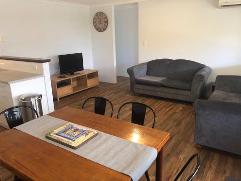Blue Leaf Cottage - Accommodation Redcliffe 1