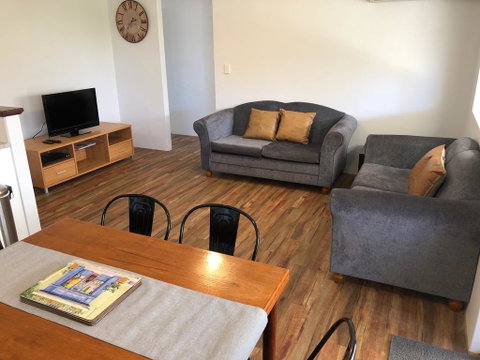Blue Leaf Cottage - Accommodation Redcliffe 2