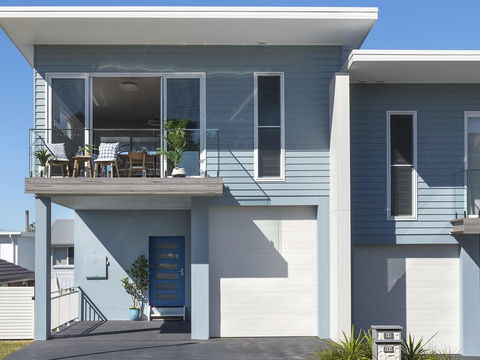 Blue Pelican - Pacific Views, Walk To Beach - Accommodation Redcliffe 0