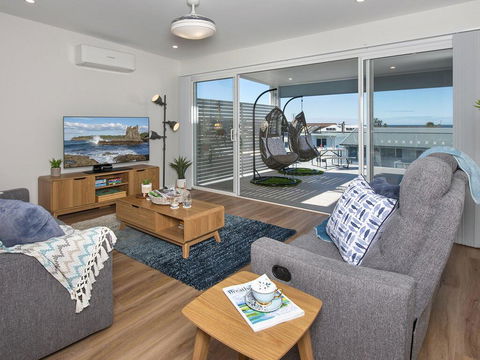 Blue Pelican - Pacific Views, Walk To Beach - Accommodation Redcliffe 1