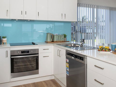 Blue Pelican - Pacific Views, Walk To Beach - Accommodation Redcliffe 2