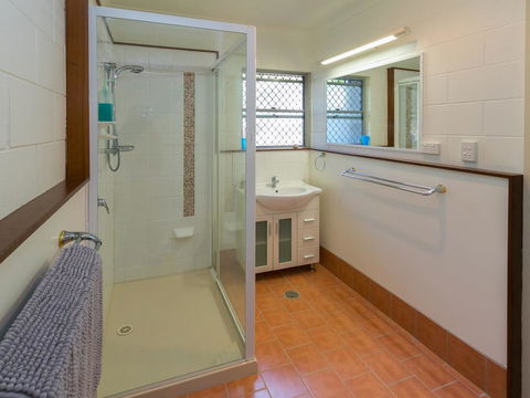Blue Water Retreat - Downstairs - Accommodation Redcliffe 2