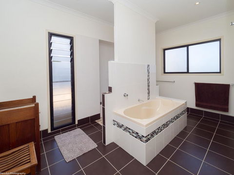 Blue Water Retreat - Upstairs - Accommodation Redcliffe 1