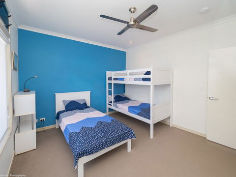 Blue Water Retreat - Upstairs - Accommodation Redcliffe 3