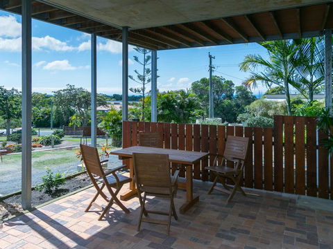 Blue Water Retreat - Upstairs & Downstairs - Accommodation Redcliffe 3