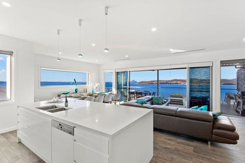 Blue Water Splendour - Infinity Pool And Amazing Views!! - Accommodation Redcliffe 3