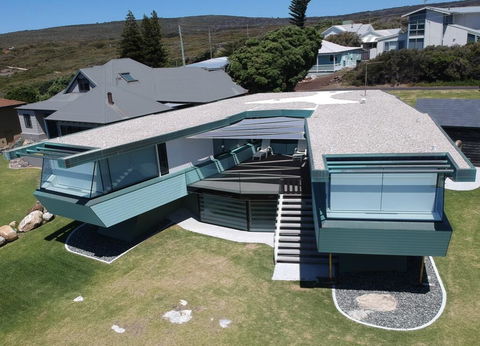 Boathouse - Nearly In The Water And Wonderful Views - Accommodation Redcliffe 1