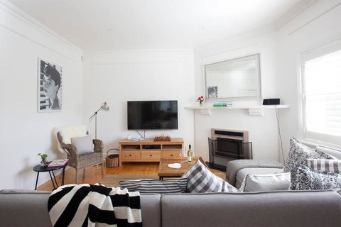 THE WHITE HOUSE Luxury Villa Embedded In History - Accommodation Redcliffe 0