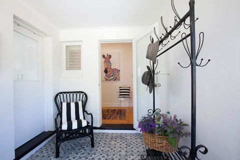 THE WHITE HOUSE Luxury Villa Embedded In History - Accommodation Redcliffe 1