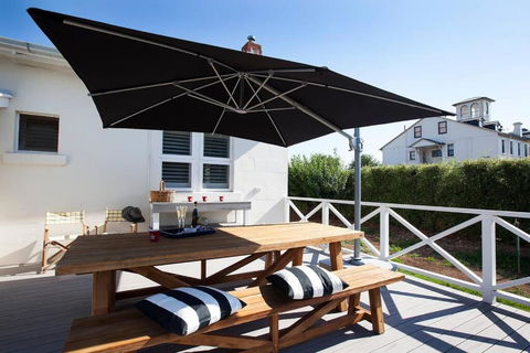 THE WHITE HOUSE Luxury Villa Embedded In History - Accommodation Redcliffe 2