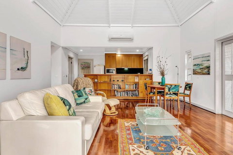 Time And Tide Beach Cottage On The Esplanade - Accommodation Redcliffe 0