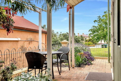 Time And Tide Beach Cottage On The Esplanade - Accommodation Redcliffe 1