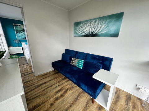 Tiny House In Belconnen 1BR Self Contained Wine - Accommodation Redcliffe 3