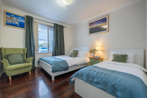 Warmth House Nr Airport 2rooms 5beds Yard N Parking - Accommodation Redcliffe 0