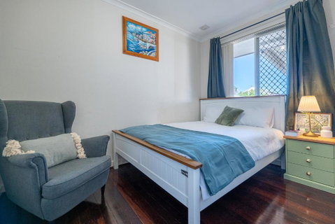 Warmth House Nr Airport 2rooms 5beds Yard N Parking - Accommodation Redcliffe 2