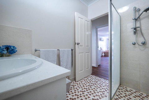 Warmth House Nr Airport 2rooms 5beds Yard N Parking - Accommodation Redcliffe 3